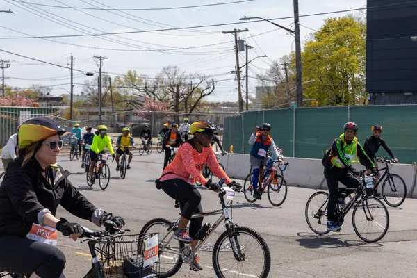Bitiş çizgisine yakın Staten Island, New York 'taki Beş Boro Bisiklet Turuna motorcular katılıyor.