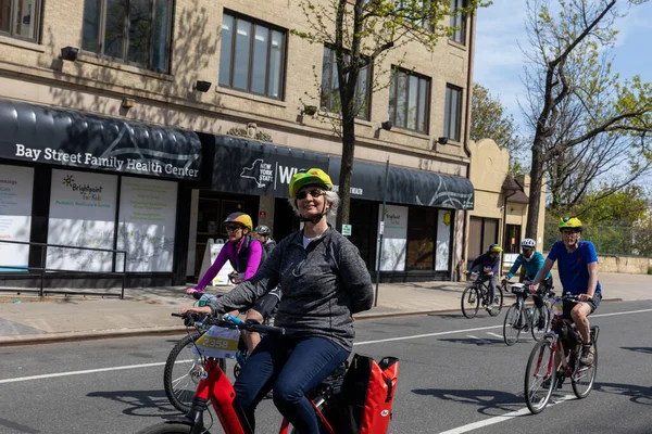 Bitiş çizgisine yakın Staten Island, New York 'taki Beş Boro Bisiklet Turuna motorcular katılıyor.