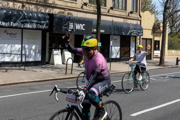 Bitiş çizgisine yakın Staten Island, New York 'taki Beş Boro Bisiklet Turuna motorcular katılıyor.