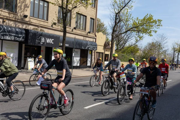 Bitiş çizgisine yakın Staten Island, New York 'taki Beş Boro Bisiklet Turuna motorcular katılıyor.