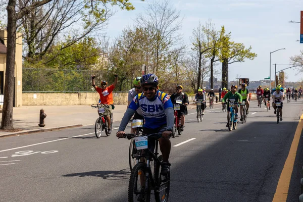 Bitiş çizgisine yakın Staten Island, New York 'taki Beş Boro Bisiklet Turuna motorcular katılıyor.