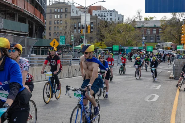 Bitiş çizgisine yakın Staten Island, New York 'taki Beş Boro Bisiklet Turuna motorcular katılıyor.