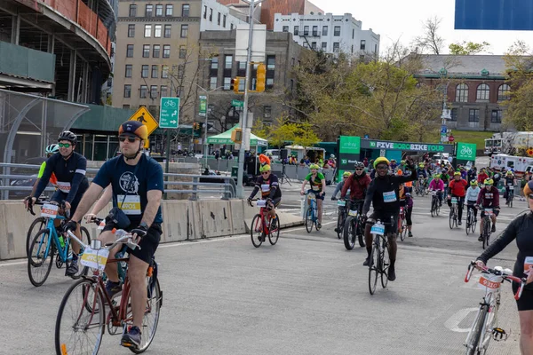 Bitiş çizgisine yakın Staten Island, New York 'taki Beş Boro Bisiklet Turuna motorcular katılıyor.