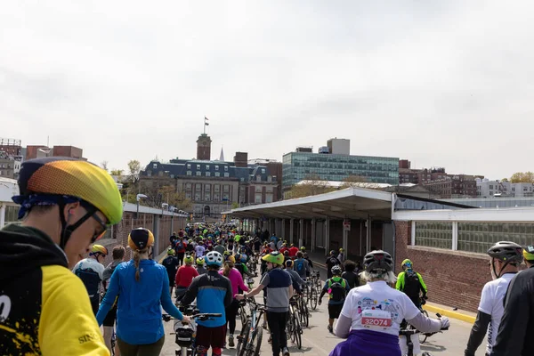 Staten Island, New York 'taki 5 Boro Bisiklet turuna katılan motorcular, Staten Island feribotu için sırada bekliyorlar.