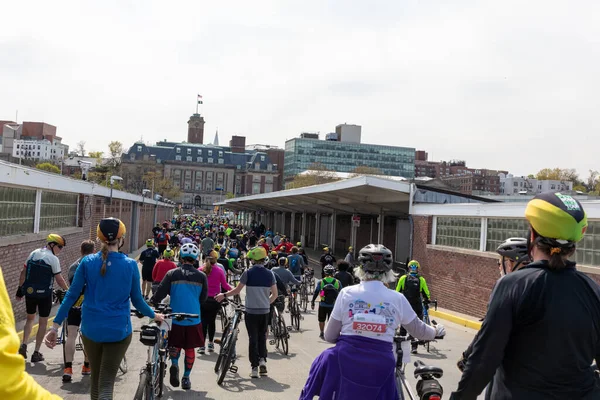 Staten Island, New York 'taki 5 Boro Bisiklet turuna katılan motorcular, Staten Island feribotu için sırada bekliyorlar.