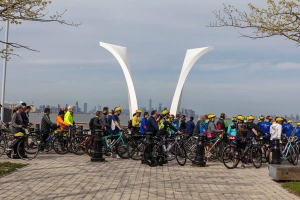 Staten Island, New York 'taki 5 Boro Bisiklet turuna katılan motorcular, Staten Island feribotu için sırada bekliyorlar.