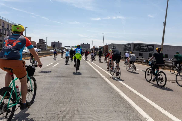 Rowerzyści Biorący Udział Pięciu Boro Bike Tour Bqe Zdjęcia Stockowe bez tantiem