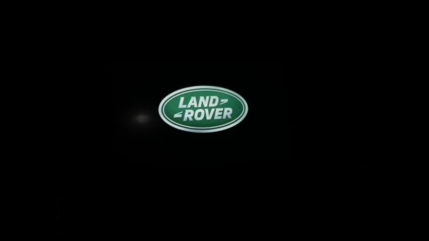 Green Land Rover logo in the car. Shooting at night Odessa Ukraine 06.06.2021 — Stock Video