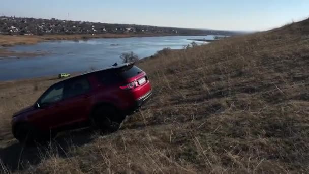 Auto fuoristrada rossa Land Rover. Discesa dalla montagna. Odessa Ucraina 11.09.2021 — Video Stock