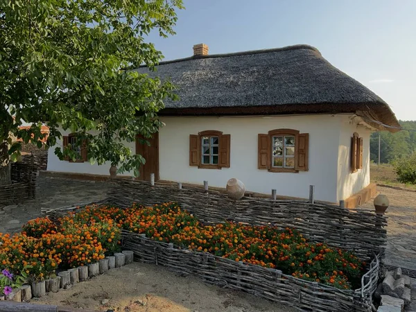 Ház Ukrajnában falu, régi ház tavasszal — Stock Fotó