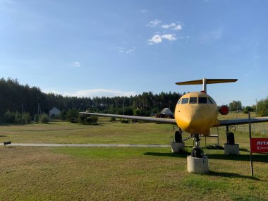 Ukrayna 'nın mavi gökyüzünde sarı düzlem Kyiv 06.07.2021