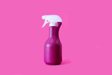 Daha temiz ürün, parlak pembe arka planda sprey.
