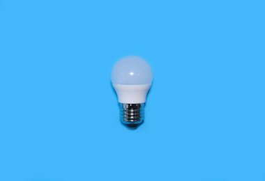 Parlak mavi arka planda LED lamba. Yüksek kalite fotoğraf.