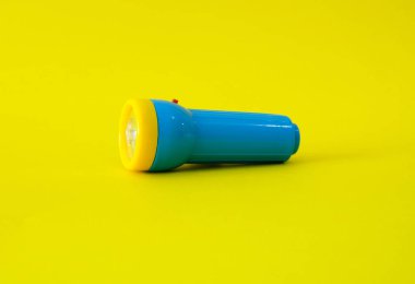 Parlak sarı bir arka planda el feneri. Yüksek kalite fotoğraf.