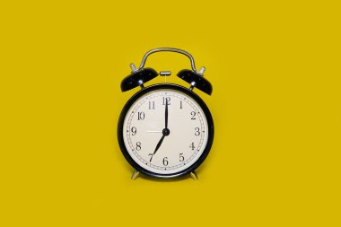 Parlak sarı arkaplanda çalar saat