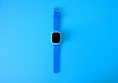 Üzerinde GPS olan parlak mavi bir kol saati. Çocukların GPS saati