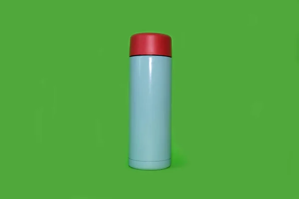 Thermos op een heldergroene achtergrond. Hoge kwaliteit foto. — Stockfoto