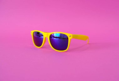 Pembe arka planda güneş gözlüğü. Yüksek kalite fotoğraf