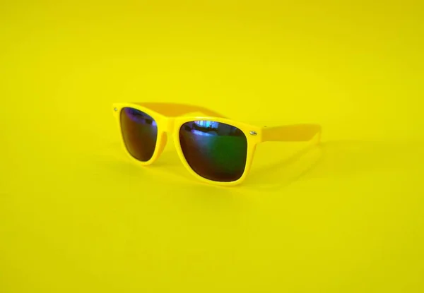 Sluneční brýle na žlutém pozadí. Kvalitní fotografie — Stock fotografie