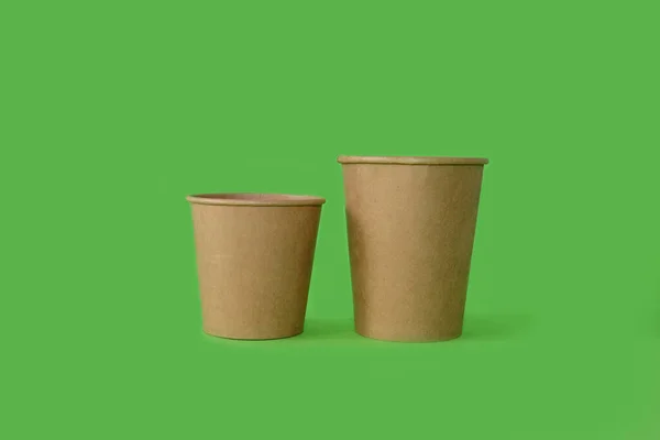 Dos vasos de papel sobre un fondo verde brillante —  Fotos de Stock