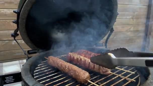 Smažený Kebab Grilu Maso Mříži Jde Kouře Vysoce Kvalitní Záběry — Stock video