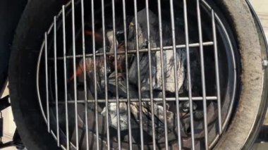 Izgarada yangın, duman geliyor, üst manzara. Yüksek kalite 4k görüntü