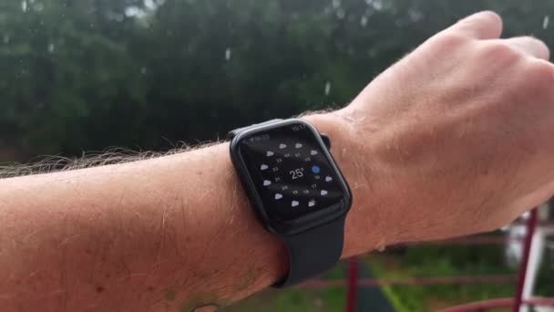 Smart Watch Man Hand Regnet Zeigt Das Wetter Hochwertiges Filmmaterial — Stockvideo