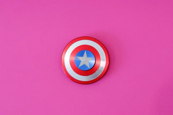 Круглий Значок Капітан Америка Фіджі Розтягує Іграшку Рожевому Тлі Фотографія — стокове фото