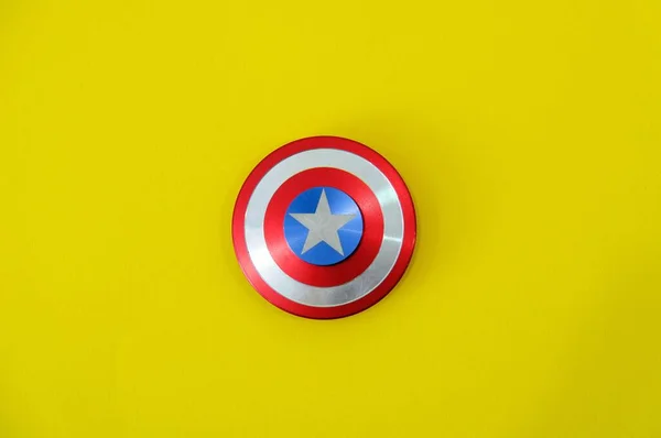 Ronde Badge Captain America Fiji Spinner Speelgoed Een Gele Achtergrond — Stockfoto