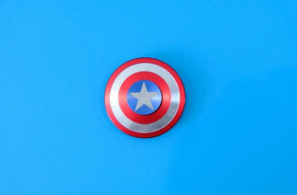 Круглий Значок Капітан Америка Фіджі Розтягує Іграшку Синьому Фоні Фотографія — стокове фото