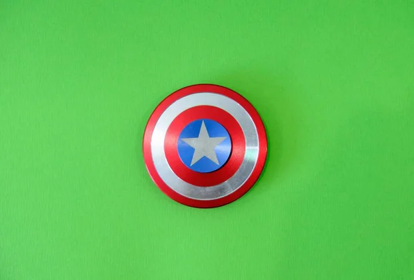 Badge Captain America Fiji Spinner Toy Green Background High Quality Fotos de stock
