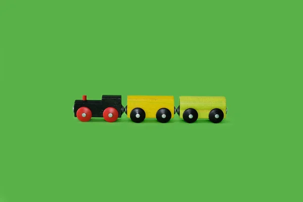 Dřevěný Hračkový Vlak Jasně Zeleném Pozadí Kvalitní Fotografie — Stock fotografie