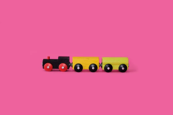 Drewniany Toy Train Jasnoróżowym Tle Wysokiej Jakości Zdjęcie — Zdjęcie stockowe