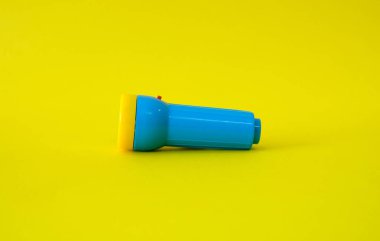 Parlak sarı bir arka planda el feneri. Yüksek kalite fotoğraf