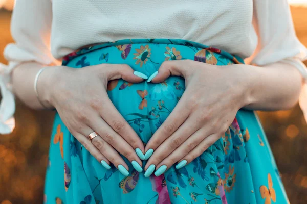 Hamilelik Kalp Şeklinde Karnının Üstünde Ele Tutuşan Hamile Bir Kadın — Stok fotoğraf
