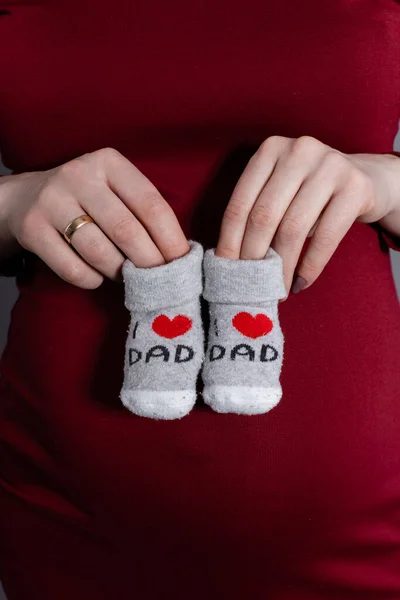 Pregnant Girl Red Dress Holds Children Socks Words Love Dad — Stok fotoğraf