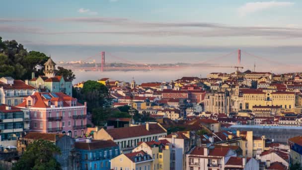 Timelapse 4k felvétel, Lisszabon, Portugália, reggeli napsugarak világítanak a belvárosban, köd száll fel a Tagus folyón és híd április 25-én, turisztikai célpont. — Stock videók