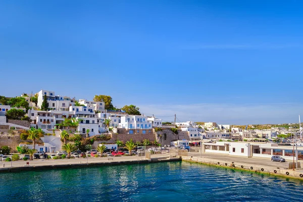 Deniz kenarındaki Yunan ada kasabasının güzel bir yaz günü. Rıhtımda beyazlatılmış evler. Akdeniz tatili. Miloş, Kiklad, Yunanistan. — Stok fotoğraf