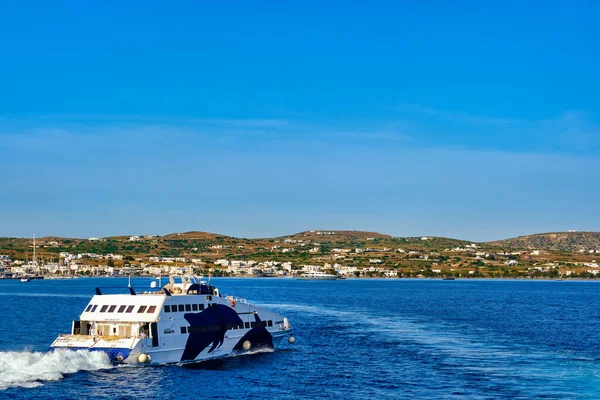 Milos, Greece - May 26, 2019: Seajets superjet ferry heading to port of Milos island, Greece. — Stock Photo, Image