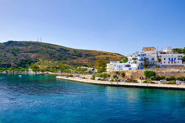 Όμορφη καλοκαιρινή μέρα, λιακάδα στην τυπική πόλη του ελληνικού νησιού. Λεύκανση σπιτιών στους λόφους. Μεσογειακές διακοπές. Μήλος, Κυκλάδες, Ελλάδα. — Φωτογραφία Αρχείου