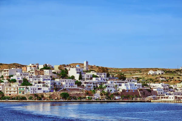 Tipik Yunan adası köyünde güzel güneşli bir yaz günü. Beyazlatılmış evler ve kilise. Akdeniz tatili. Miloş, Kiklad, Yunanistan. — Stok fotoğraf