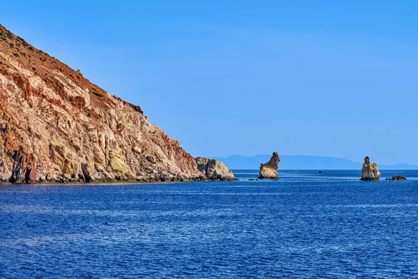 地中海岛屿高山斜坡的美丽景色.蓝色的水和天空，阳光，夏日，背景中遥远的岩石和岛屿. — 图库照片