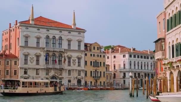 Waterbus ή vaparetto βόλτα στο Grand Canal, Βενετία, Ιταλία, την ηλιόλουστη μέρα. 4k handheld ομαλή πλάνα, τουριστικό POV, αποκαλύπτουν πυροβολισμό. Ταξιδιωτικός προορισμός — Αρχείο Βίντεο