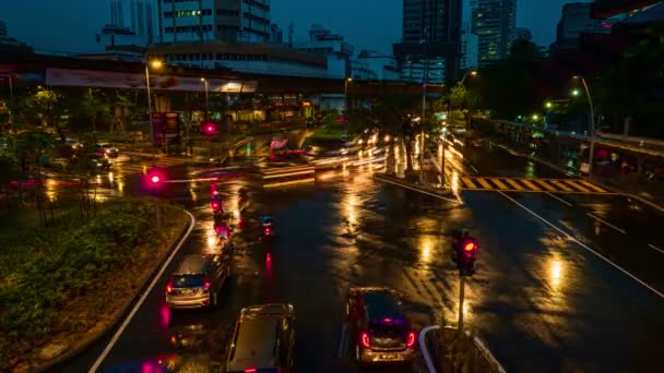 現代のアジアの都市の交差点の夕暮れ時から夜のタイムラプス。車のライトトレイル,都市照明,広告,人々は通りを横断,モノレール列車,クアラルンプール — ストック動画