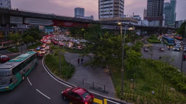 現代のアジア都市の交差点の夜のタイムラプス。車のライトトレイル、都市照明、広告、バス、人々は通りを横断、モノレール列車、クアラルンプール — ストック動画