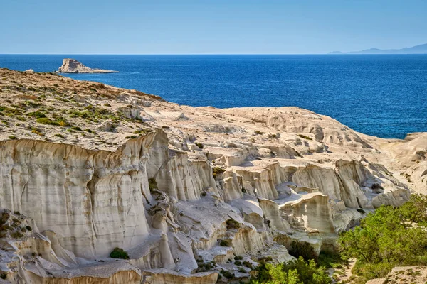 Белые скалы пляжа Саракинико, Эгейское море, остров Милос, Греция. Нет людей, пустые скалы, летнее солнце, чистая морская вода — стоковое фото