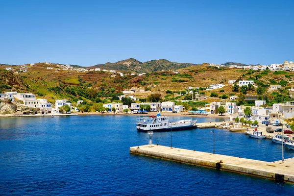 Prachtige zomerdag van het Griekse eiland stad door veerboot pier. Witgekalkte huizen aan het water. Mediterrane vakanties. Milos, Cycladen, Griekenland. — Stockfoto