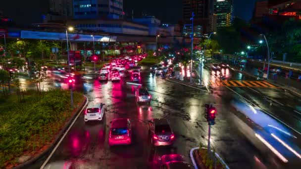 夜の近代的なアジアの都市の交差点の夜のタイムラプス 車のライトトレイル 明るい都市照明 都市バス 人々は通りを横断し モノレール列車は車線の上を駆け抜け クアラルンプールの交差点 — ストック動画