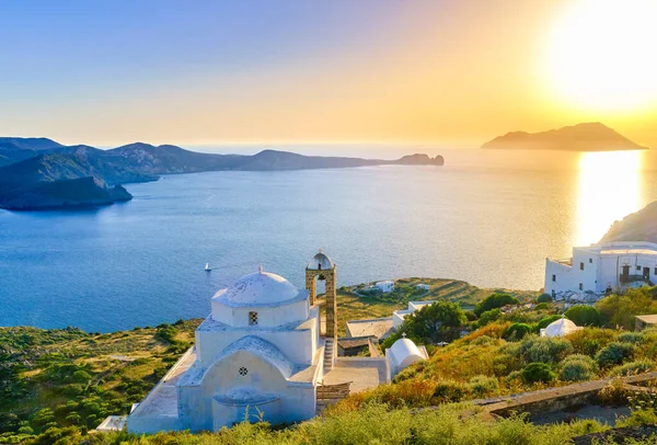 Чудовий Вид Острів Середземномор Заході Сонця Біла Грецька Православна Церква — стокове фото