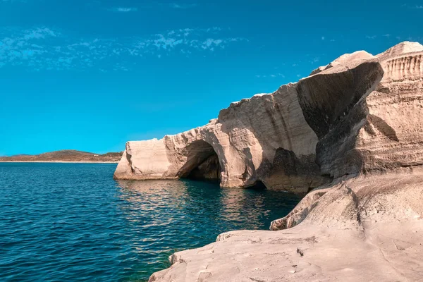 希腊米洛斯岛爱琴海萨拉基尼科海滩著名的白色岩石 没有人 空旷的悬崖峭壁 夏日的阳光 清澈的大海 蔚蓝的大海 清澈的天空 青蓝的色彩 美丽的风景 — 图库照片